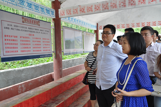 我校党支部书记们参观海雀村文化走廊