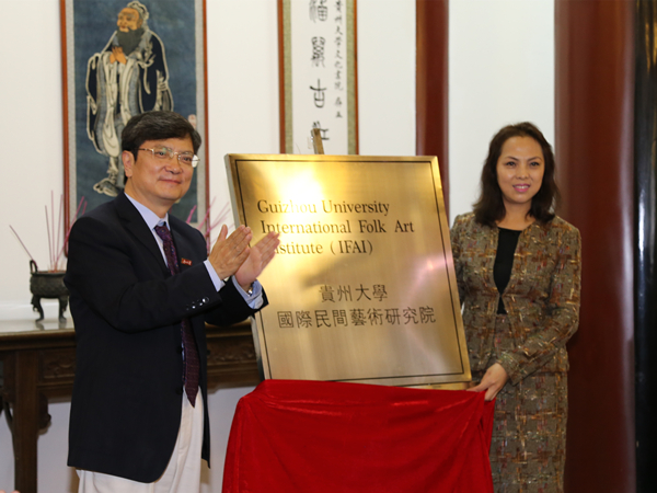 郑强校长与陈平女士共同为研究院揭牌