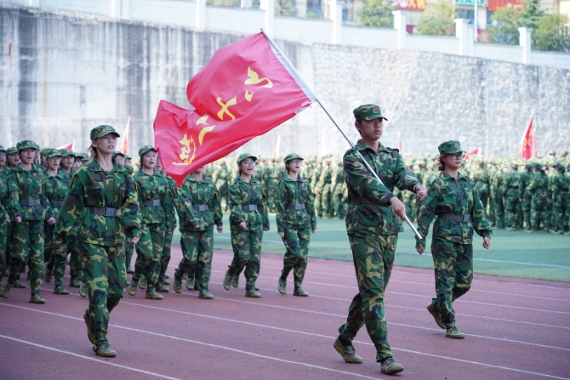 图片包含 人, 建筑, 户外, 路  描述已自动生成