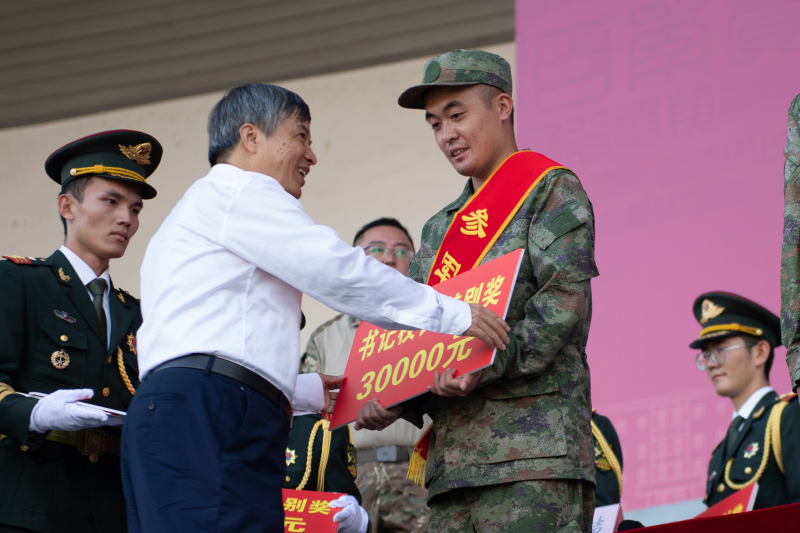 一群穿着军装的人  描述已自动生成