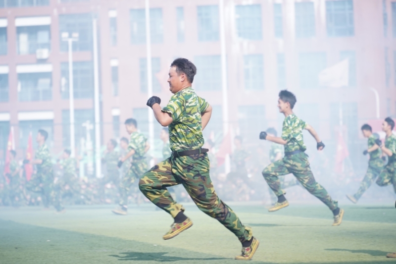 跳起来的男人  中度可信度描述已自动生成