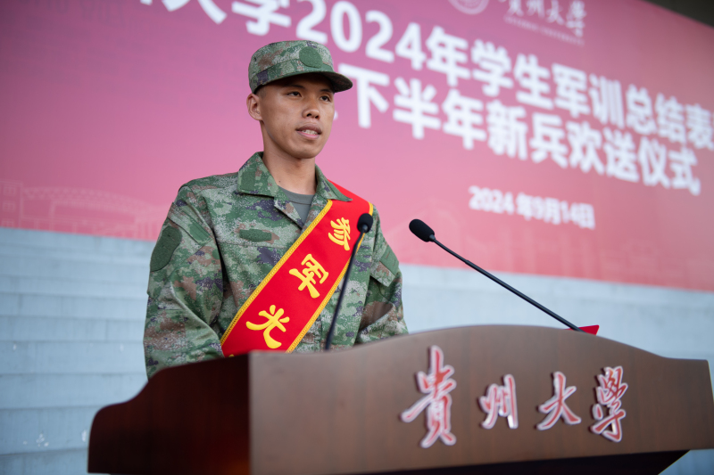 男人的照片上写着字  描述已自动生成