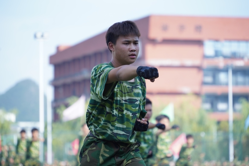 穿着军装的小孩  低可信度描述已自动生成