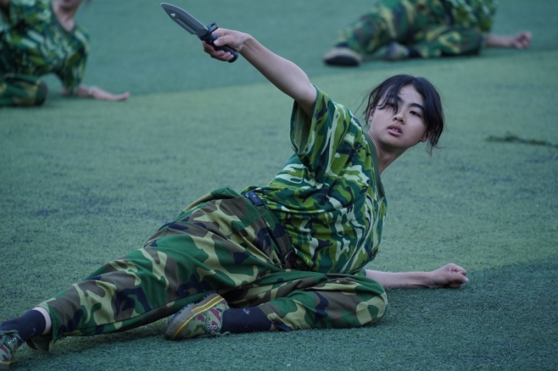 穿绿色上衣的人躺在地上  中度可信度描述已自动生成