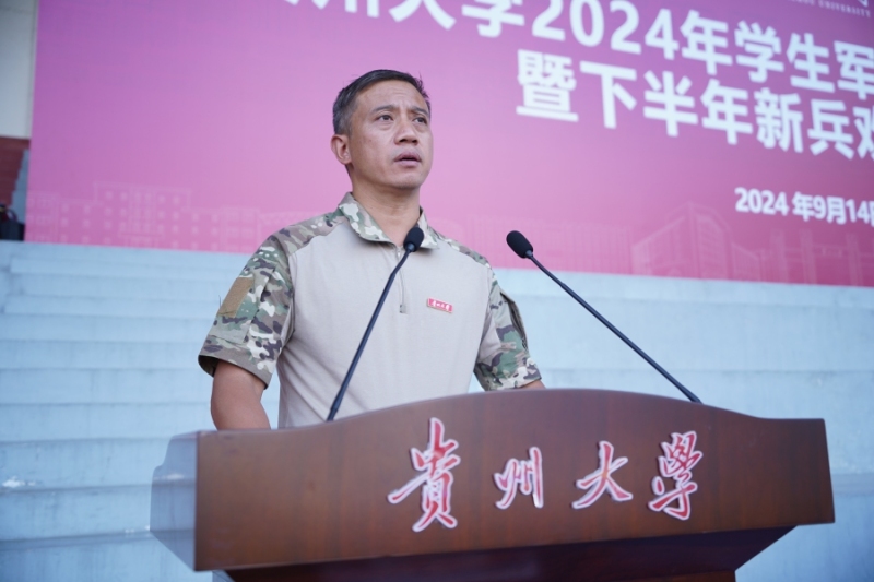 人的照片上写着字  描述已自动生成