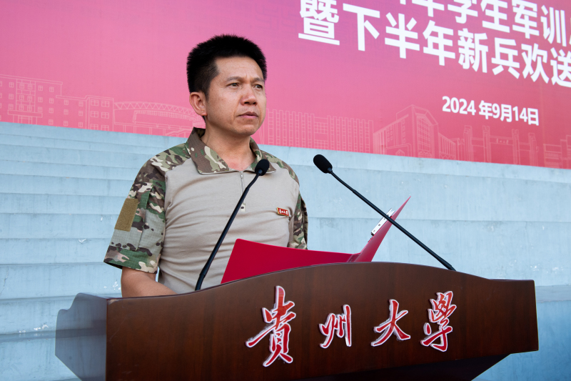 人的照片上写着字  描述已自动生成