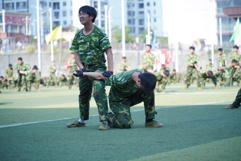 穿绿色上衣的男人在路上  中度可信度描述已自动生成