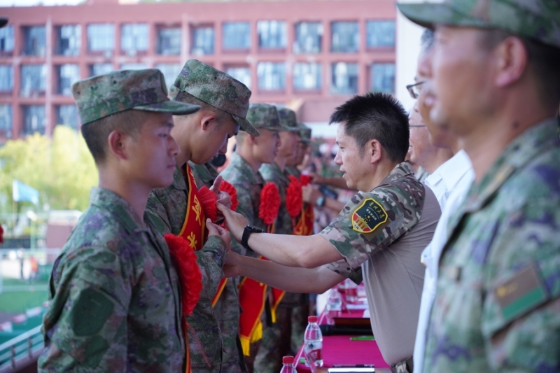 穿着军装的人们  中度可信度描述已自动生成