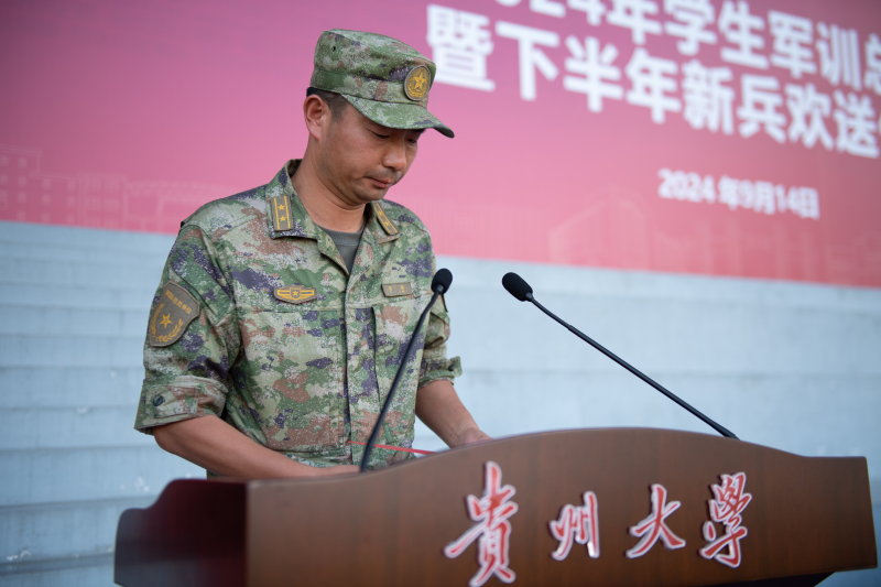 穿着军装的人  中度可信度描述已自动生成