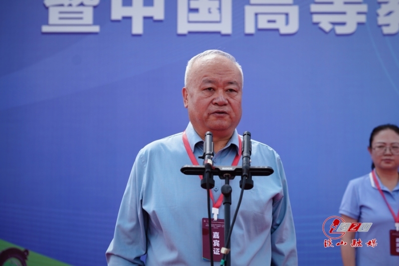 穿蓝色衬衫的男人  描述已自动生成