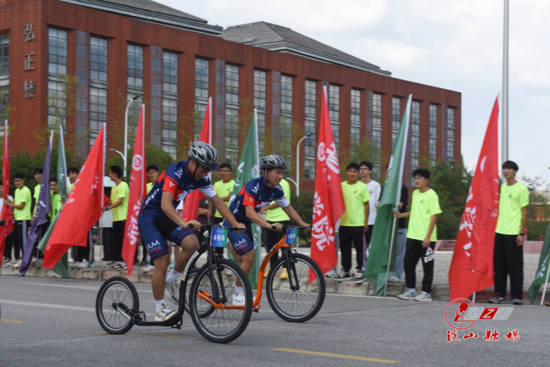 一群人站在自行车后面  描述已自动生成