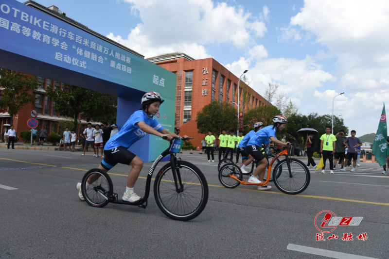 骑自行车的人在街道上  描述已自动生成