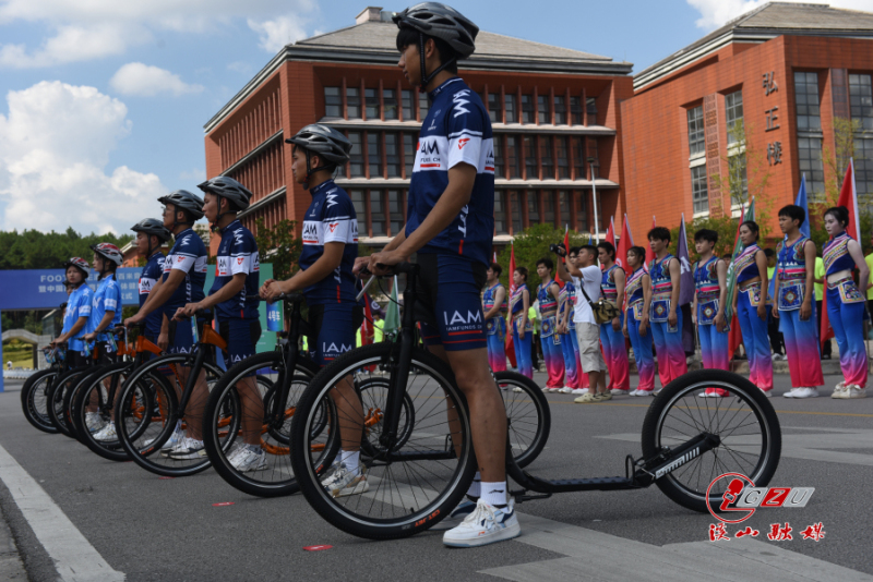 马车在路上骑自行车的人  描述已自动生成