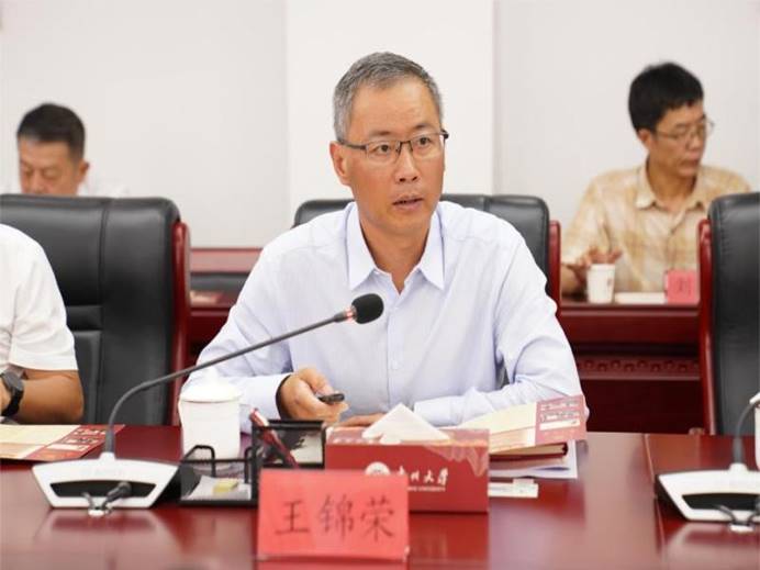 一群人坐在桌子前  描述已自动生成