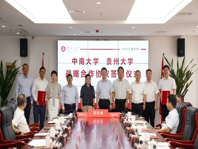 一群人站在桌子边  描述已自动生成