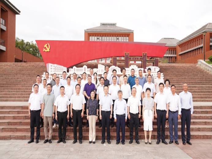 一群人站在一起  描述已自动生成