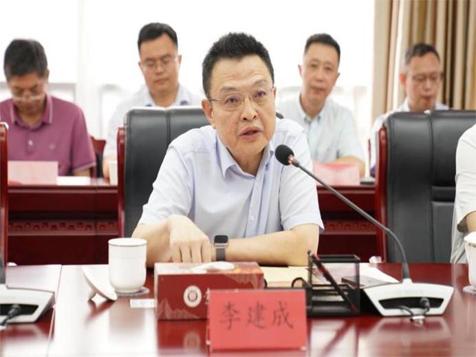 会议室里的人们  描述已自动生成